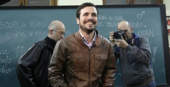 El candidato de IU a la Presidencia del Gobierno, Alberto Garzón, durante la presentación de su propuesta de medidas socioeconómicas para la salida de la crisis, hoy en un instituto de secundaria de Madrid. EFE/Emilio Naranjo