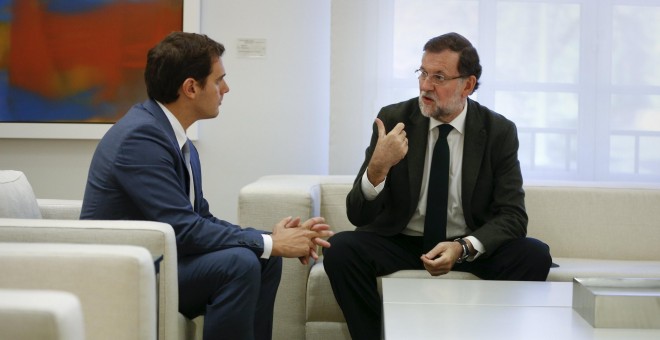 El presidente del Gobierno, Mariano Rajoy, con el líder de Ciudadanos, Albert Rivera, en el Palacio de la Moncloa. REUTERS/Sergio Perez