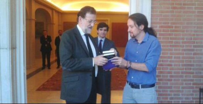 Pablo Iglesias entrega a Mariano Rajoy la obra de Antonio Machado 'Juan de Mairena'.- PODEMOS