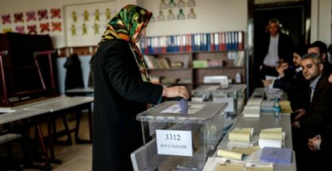 Votante en las pasadas elecciones del 7 de junio en Turquía