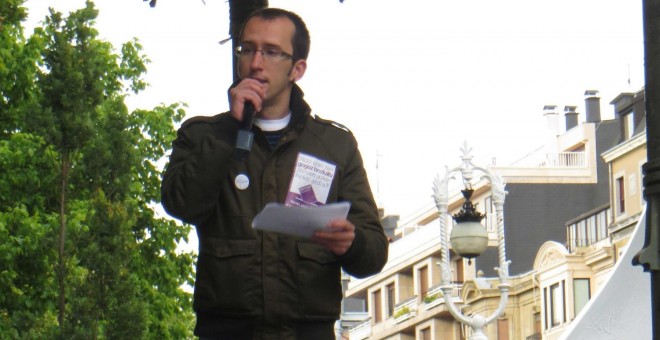 Xabier Benito en Donostia, durante la campaña para las europeas. PODEMOS