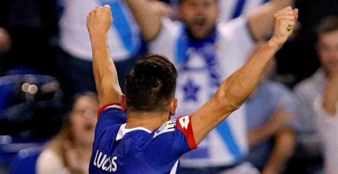 El delantero del Deportivo Lucas Pérez celebra su gol, gol del empate a uno, durante el partido de la décima jornada de Liga que Deportivo de La Coruña y Atlético de Madrid disputan esta noche en el estadio de Riazor, en A Coruña. EFE