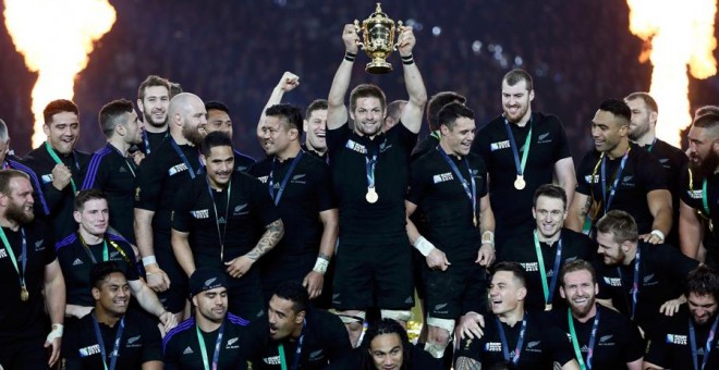 Los jugadores de Nueva Zelanda, con el trofeo de campeones del Mundo de rugby. REUTERS/Stefan Wermuth