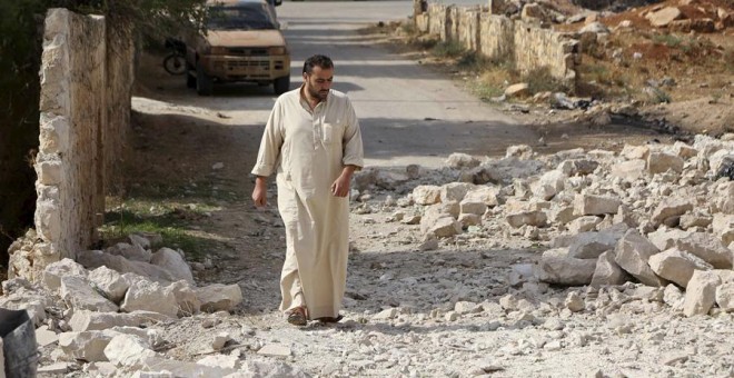 Un hombre camina hace unos días por Alepo tras los bombardeos de Rusia y Siria. REUTERS/Hosam Katan