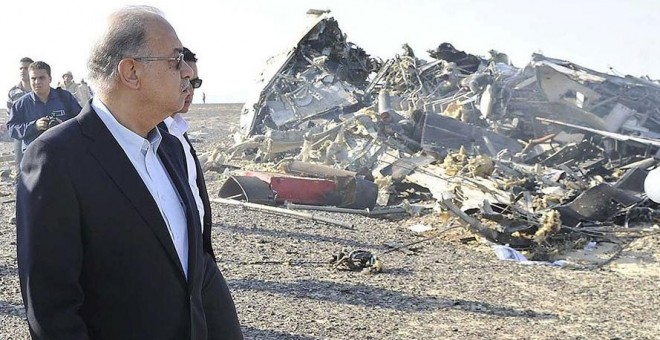 El primer ministro de Egipto, Sherif Ismail, entre los restos del avión siniestrado en el norte del Sinaí. REUTERS