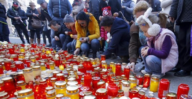 Ciudadanos rumanos conmemoran a las víctimas del incendio con velas enfrente del local en Bucarest, Rumanía.EFE/EPA/ROBERT GHEMENT