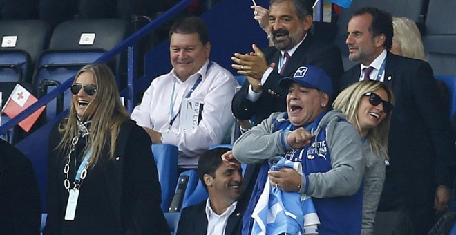 Diego Armando Maradona, en el estadio  de Leicester, animando a la selección argentina en el reciente Mundial de Rugby. REUTERS/ Darren Staples