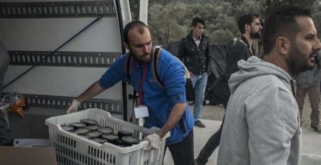 Juanjo Ruiz, voluntario español, descarga cajas con raciones de arroz para los refugiados del campamento de Kara Tepe, en Lesbos, Turquía. -SANTI DONAIRE/ NERVIO FOTO