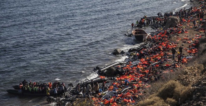 Chalecos salvavidas arrojados por los refugiados que han logrado cruzar en patera desde Turquía hasta la isla de Lesbos, en Grecia.- SANTI DONAIRE/ NERVIO FOTO