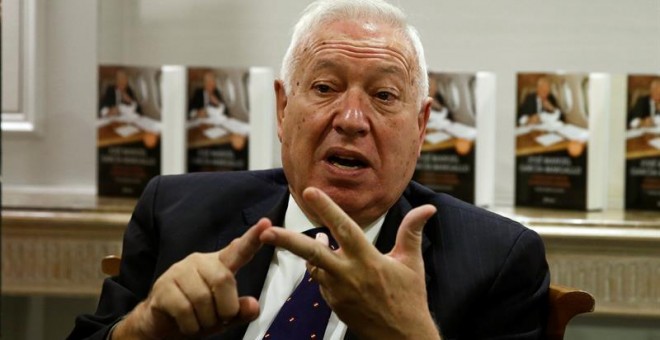 El ministro de Exteriores, José Manuel García-Margallo, durante un encuentro con varios periodistas con motivo de la publicación de su libro 'Todos los cielos conducen a España. Cartas desde un avión' (Planeta). /EFE