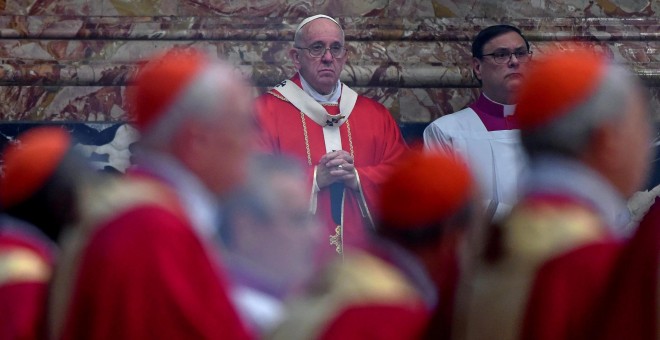 El Papa Francisco preside en la basílica de San Pedro del Vaticano una misa en memoria de los cardenales y obispos fallecidos el pasado año. EFE/Ettore Ferrari