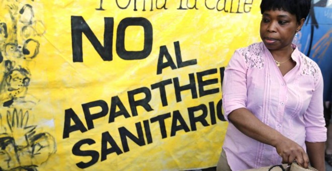 Una inmigrante durante una manifestación contra el llamado 'Apartheid Sanitario' llevado a cabo por el Gobierno del PP.-EFE