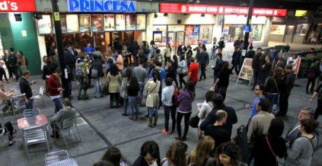 Colas de gente esperando para disfrutar de la Fiesta del Cine.