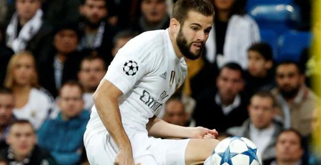 El defensa del Real Madrid Nacho Fernández lanza a puerta para conseguir el primer gol del equipo ante el París Saint-Germain. /EFE