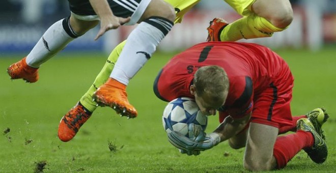 El portero del Kaa Gent, Matz Sels, atrapa el balón durante el partido ante el Valencia. / EFE