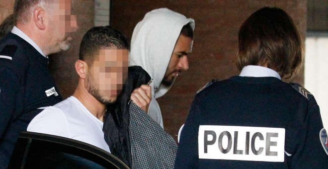 Karim Benzema saliendo de los juzgados de Versalles. /AFP