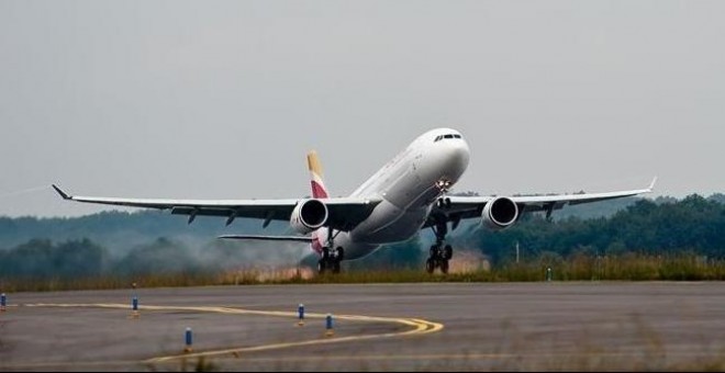 Un avión de Iberia despegando. E.P.