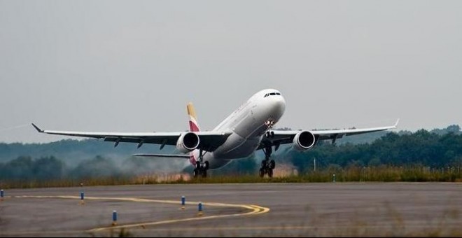 Un avión de Iberia despegando. E.P.