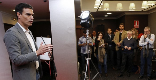 El secretario general del PSOE, Pedro Sánchez, durante la rueda de prensa que ha ofrecido tras reunirse en un hotel de Madrid con los secretarios generales de UGT, Cándido Méndez, y de CCOO, Ignacio Fernández Toxo. EFE/Sergio Barrenechea