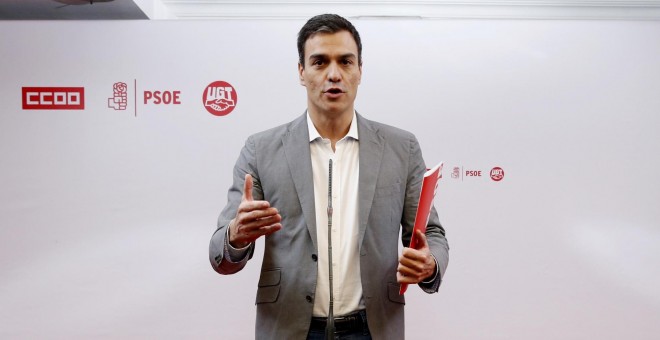 El secretario general del PSOE, Pedro Sánchez, durante la rueda de prensa que ha ofrecido tras reunirse en un hotel de Madrid con los secretarios generales de UGT, Cándido Méndez, y de CCOO, Ignacio Fernández Toxo. EFE/Sergio Barrenechea