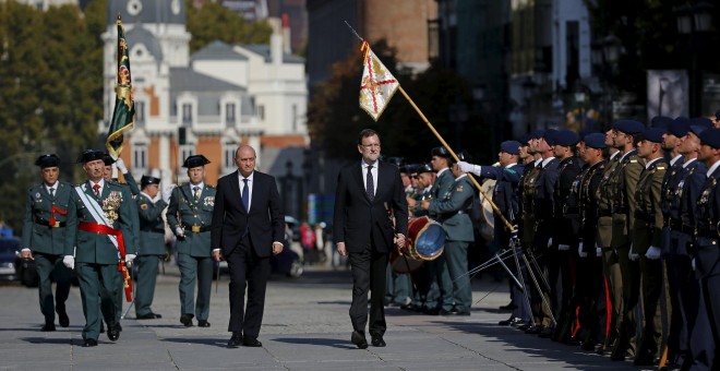 Mariano Rajoy revisa las tropas con el ministro del Interior, Jorge Fernández Díaz , durante la ceremonia militar. REUTERS