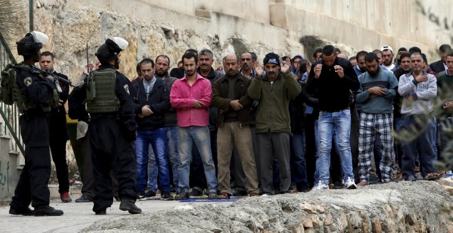 Israeli border police stand guard during Friday prayer outside a mosque in the West Bank city of Hebron November 6, 2015. The Israeli army shot dead two Palestinians on Friday, one an elderly woman accused of trying to run over soldiers in the occupied We