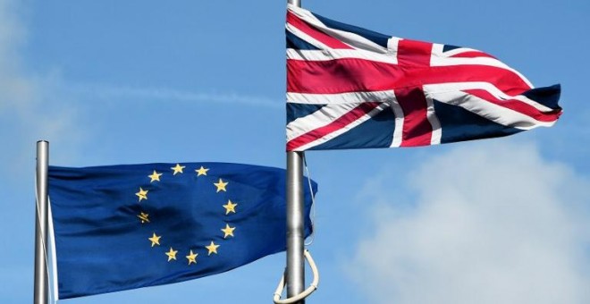 Dos banderas de Reino Unido y de la Unión Europea ondean en Cardiff. - AFP