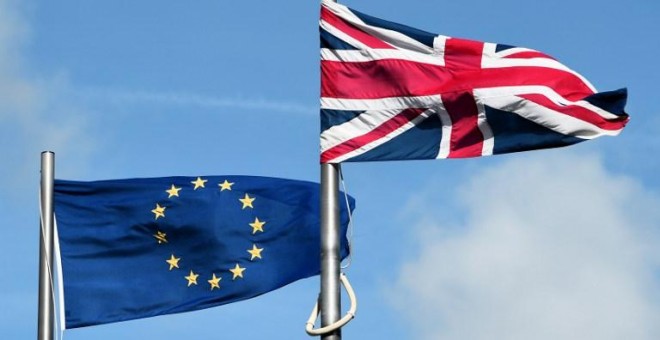 Dos banderas de Reino Unido y de la Unión Europea ondean en Cardiff. - AFP