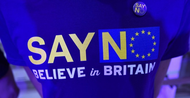 Un simpatizante de UKIP con una camiseta de la campaña del partido xenófobo en contra de la permanencia de Reino Unido en la UE. - REUTERS