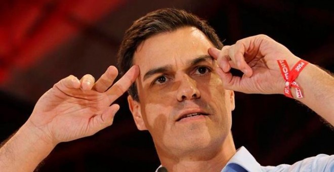 El secretario general del PSOE, Pedro Sánchez, este sábado, durante su intervención en el acto político celebrado en la localidad almeriense de Viator. EFE/Carlos Barba