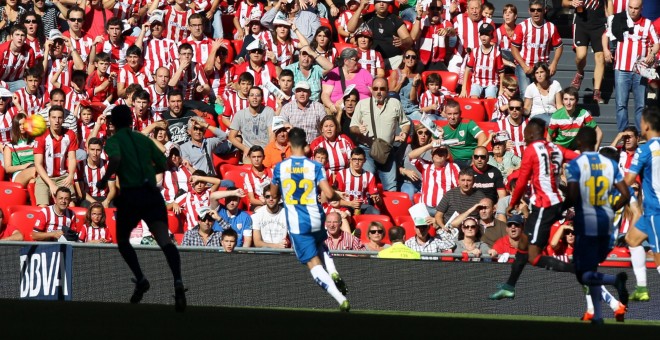 El delantero del Athletic Club, Iñaki Williams, lanza a portería para conseguir el primer gol durante el partido frente al Espanyol correspondiente a la undécima jornada de Liga que los dos equipos disputan en el estadio San Mames. EFE/Luis Tejido