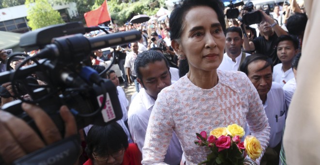 La líder de la oposición birmana, Aung San Suu Kyi, llega a la sede de su partido tras las elecciones. /REUTERS