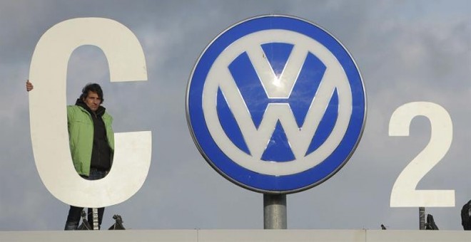 Un activista de Greenpeace protesta junto al logotipo de Volkswagen en la fábrica de Wolfsburgo (Alemania). - EFE