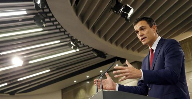 El secretario general del PSOE, Pedro Sánchez, durante la rueda de prensa en la Moncloa. / EFE