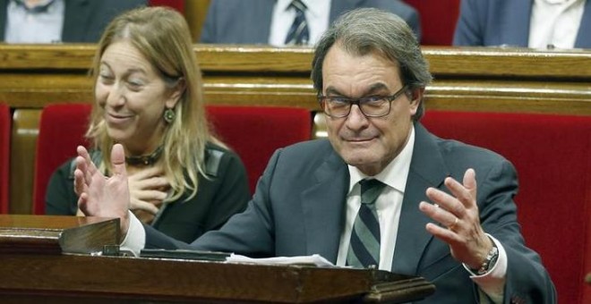 El presidente de la Generalitat en funciones, Artur Mas, y la vicepresidenta Neus Muntè, en el Parlament. / EFE