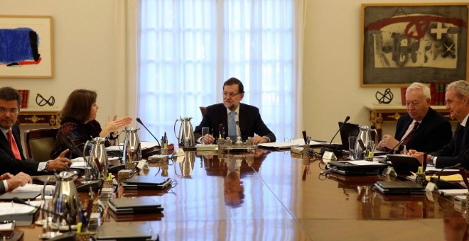 El presidente del Gobierno, Mariano Rajoy, durante la reunión extraordinaria del Consejo de Ministros en la que se aprobará hoy presentar ante el Tribunal Constitucional un recurso contra la resolución del Parlament. / BALLESTEROS / EFE