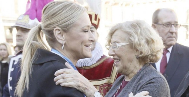 La alcaldesa de Madrid Manuela Carmena, saluda a la presidenta de la Comunidad de Madrid, Cristina Cifuentes, durante la tradicional misa en honor a la patrona de la capital, la Virgen de la Almudena. EFE