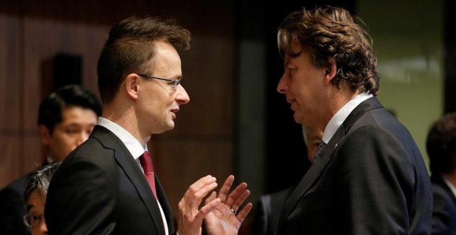 El ministro húngaro de Asuntos Exteriores, Peter Szijjarto (izquierda), conversa con su homólogo holandés, Bert Koenders. EFE