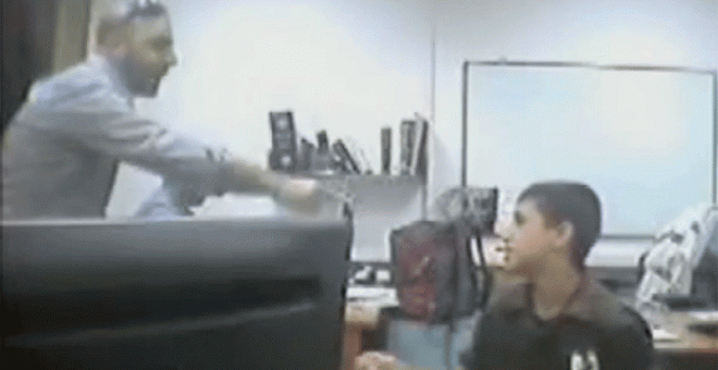 Captura del vídeo que muestra a un agente israelí interrogando a Ahmad Manasra.
