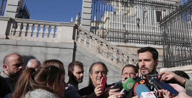 El candidato de IU-Unidad Popular a La Moncloa, Alberto Garzón, comparece ante los medios frente a la catedral de La Almudena de Madrid.- EFE