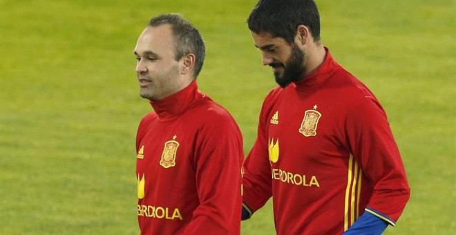 Isco junto a Iniesta en el entrenamiento de ayer de la selección española. /EFE