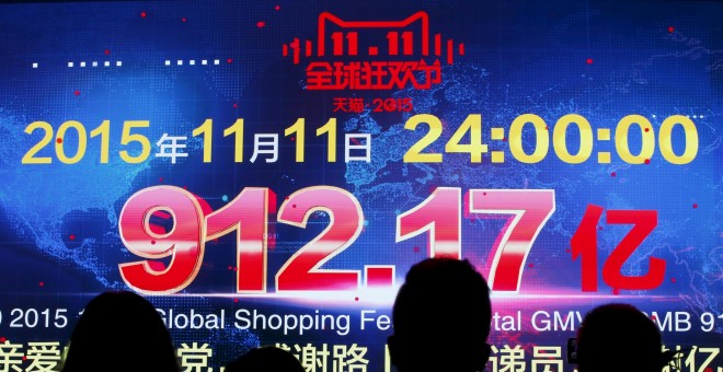 Los periodistas miran el panel donde muestra las ventas realizadas por el gigante chino de comercio electrónico Alibaba durante el 'Día del Soltero'. REUTERS/Kim Kyung-Hoon