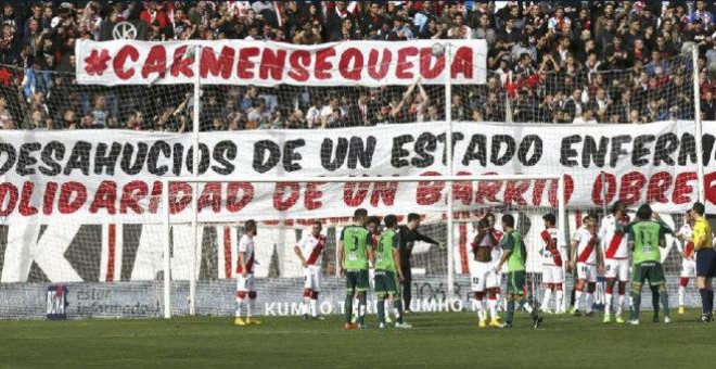 Aficionados del Rayo han desplegado una pancarta en apoyo de la anciana desahuciada el pasado viernes. EFE