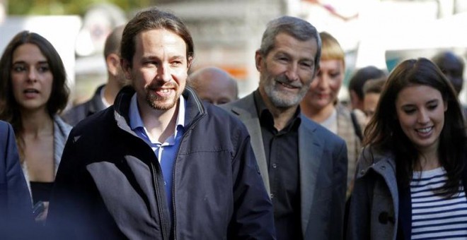 El secretario general de Podemos, Pablo Iglesias (2i), junto al exjefe del Estado Mayor de la Defensa José Julio Rodríguez, el martes en Madrid. /EFE