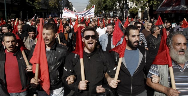 Militantes del sindicato comunista PAME se manifiestan en Atenas. MICHALIS KARAGIANNIS (REUTERS)