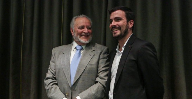 Julio Anguita junto a Alberto Garzón durante la presentación del libro 'Atraco a la Memoria'- IU/ José Camó