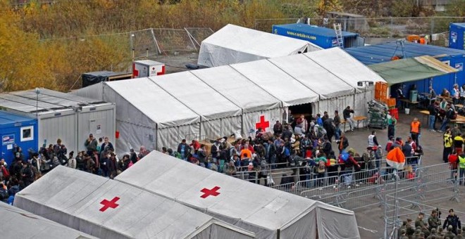 Un grupo de inmigrantes llega proveniente de Eslovenia a un campamento ubicado en Kufstein (Austria). - EFE