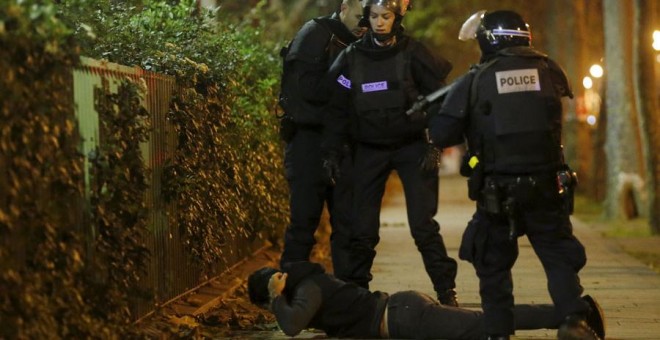 La Policía francesa registra a una persona cerca de la sala Batclan en París. REUTERS/Christian Hartmann