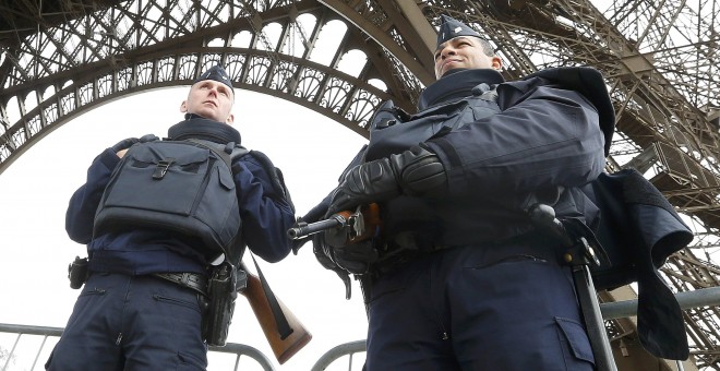 Agentes de la Policía  bajo la Torre Eiffel tras los atentados mortales en París. REUTERS