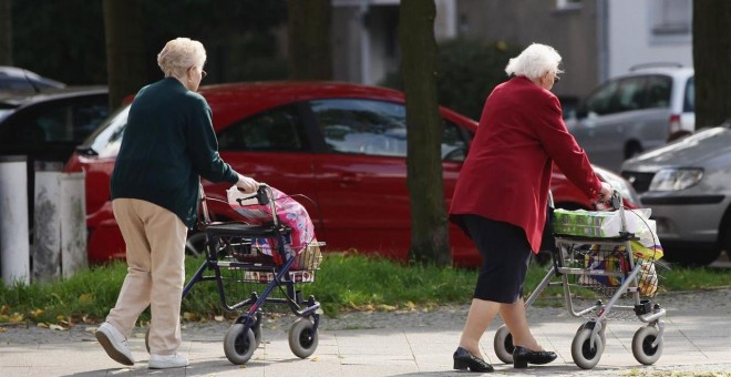 Mujeres de la tercera edad empujan carros de la compra. EUROPA PRESS